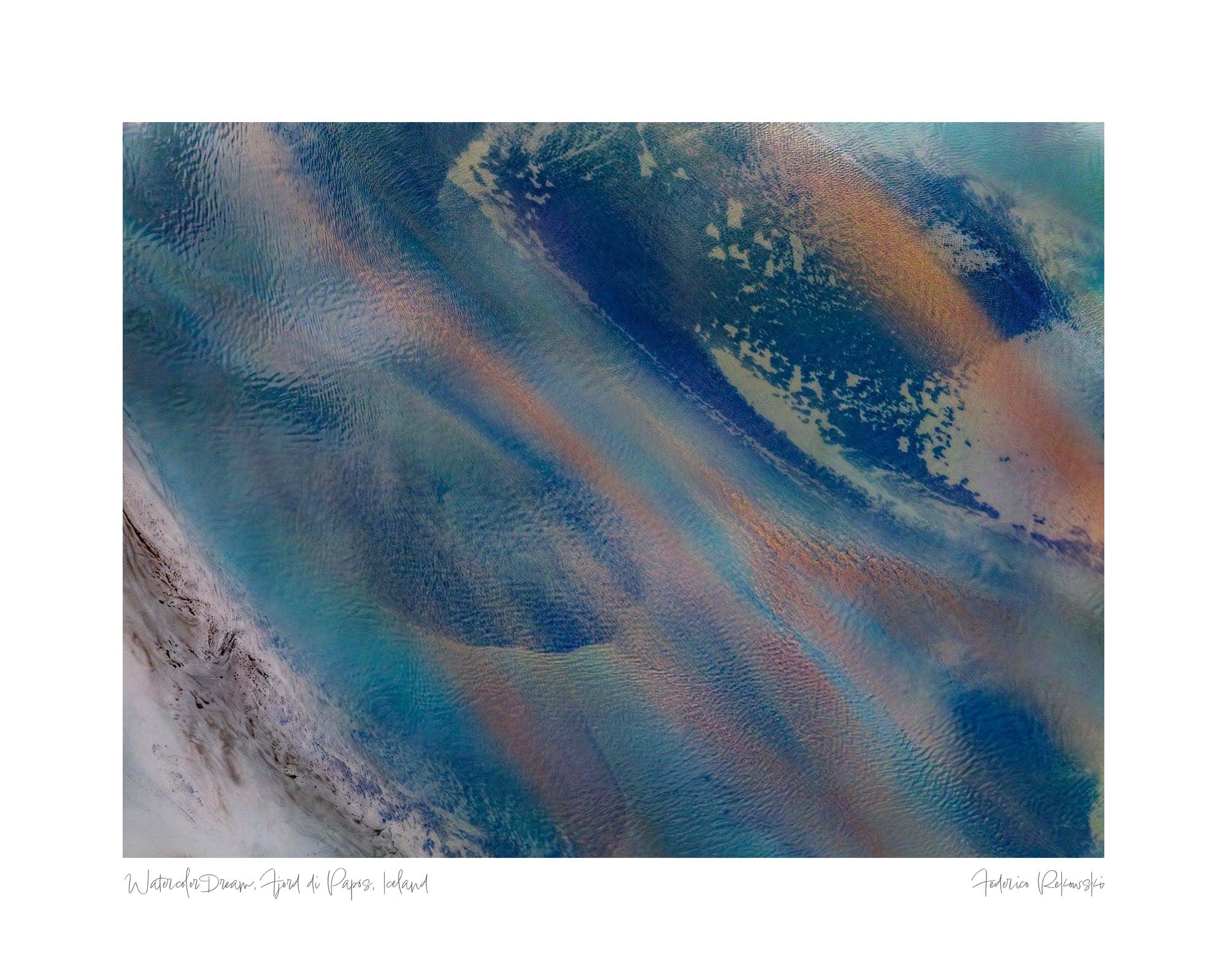 Aerial photo of Fjord di Papós, Iceland, with intricate patterns and a spectrum of colors resembling an abstract watercolor painting.